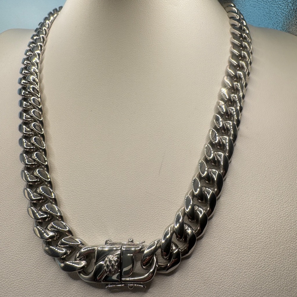 Cuban Necklace, Large Size Brand New
Brand New 
Stainless Less